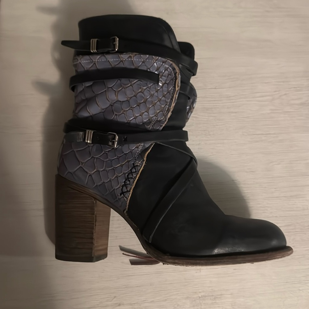 Freebird Baker size 11 in navy